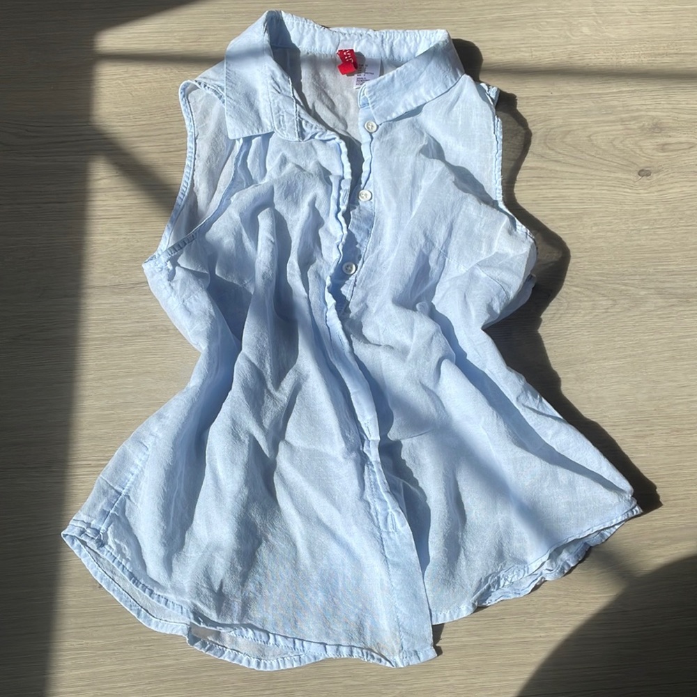 Sleeveless shirt